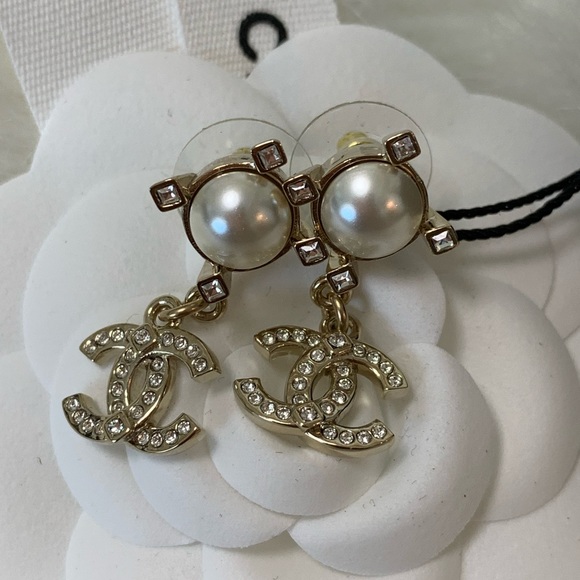 āāSOLDāā21A dangling CC with crystals and pearl - Picture 3 of 7